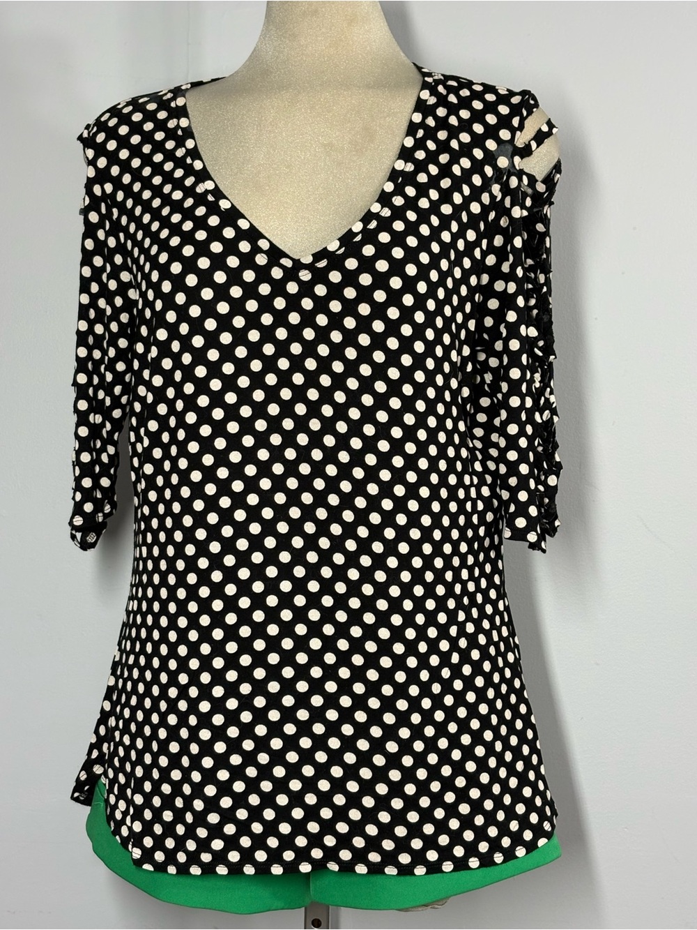 Max Studio Black & White Polka Dot V-Neck Short Sleeve Top